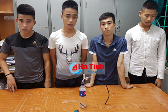 Bắt quả tang 4 thanh niên rủ nhau ra bờ kênh 'đập đá' trong đêm